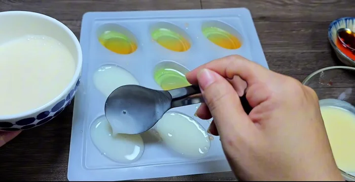 If the jelly becomes lumpy, reheat it gently before pouring the next layer.