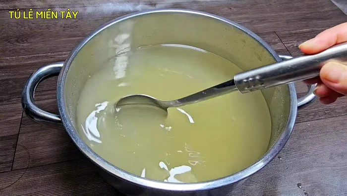 Cook the jelly: After 30 minutes, cook the soaked jelly mixture on high heat until it boils. Skim off the foam and reduce heat to medium. Cook for about 20 minutes, or until 2 liters of agar water remain. Stir gently with a rack to prevent sticking. (138.0)