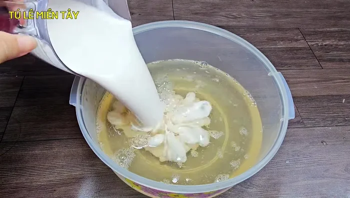 Prepare coconut mixture: Remove 900ml of the cooked jelly water. Add coconut milk, condensed milk, and crispy fried rice noodles. Stir well. (189.92)
