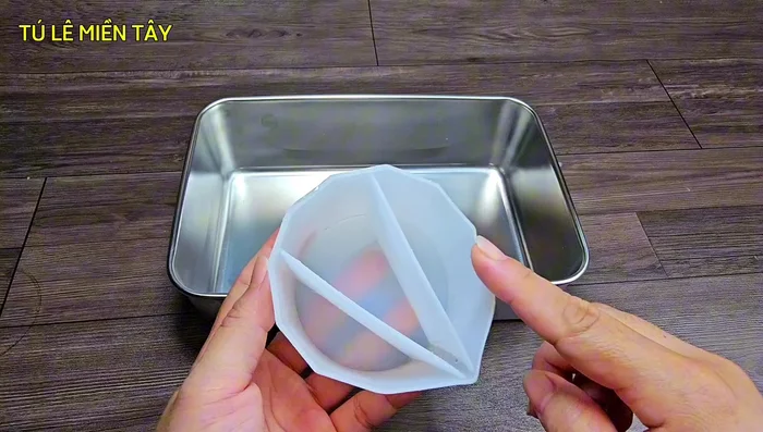 Layer the jelly: Use a three-compartment mold. Pour each color (coconut, pandan, coffee) into a separate compartment, keeping the mixture warm to prevent solidification. (296.52)