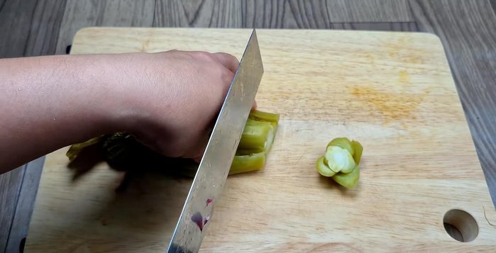 Cut the sour cabbage into bite-sized pieces. Wash it two or three times to reduce sourness. (If your cabbage is extremely sour, boil it two or three times before proceeding.)