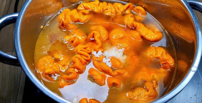 Add 1 liter of water, salt, and the remaining soy sauce to the pot. Bring to a boil, then skim off any foam. Reduce heat to medium and simmer for 30 minutes (or 20 minutes for crispier intestines).