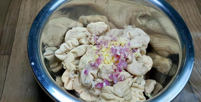 Marinate the pork intestines with 1 tbsp garlic, 1 tbsp shallots, 4 tbsp sugar, 2 tsp MSG, 2 tsp salt, and shrimp paste color. Let it marinate for 15 minutes. (Note: 1 tbsp sugar is reserved for later use)