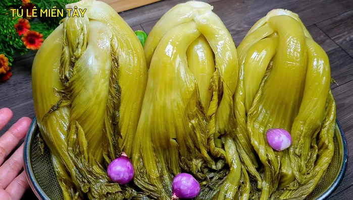 Once the desired sourness is reached, remove the cabbage and drain it in a basket.