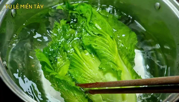 Blanch the cabbage in almost boiling water. Do not boil, just heat until slightly softened. This helps the cabbage become crispier without sun drying. Immediately remove the cabbage after blanching.