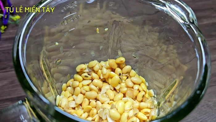 Grind 150g of soaked soybeans with 400ml water in a mortar and pestle until smooth. Repeat with the remaining soybeans.