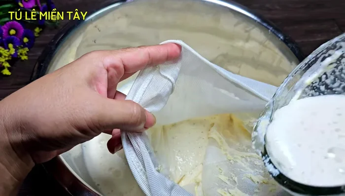 Filter the ground soybean mixture through a filter to obtain soy milk. Add more water and mix well to extract maximum milk, using a total of 1800-2000ml of water.