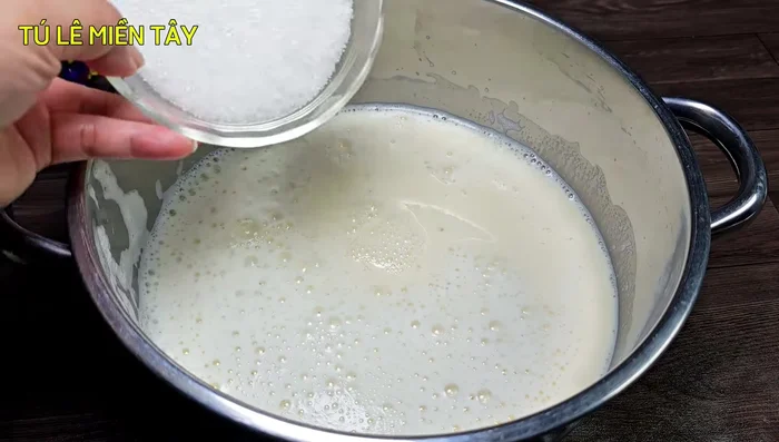 Add sugar and salt to the soy milk, stir well.