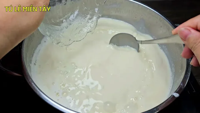 Add gelatin powder and stir until dissolved. Turn off the heat.