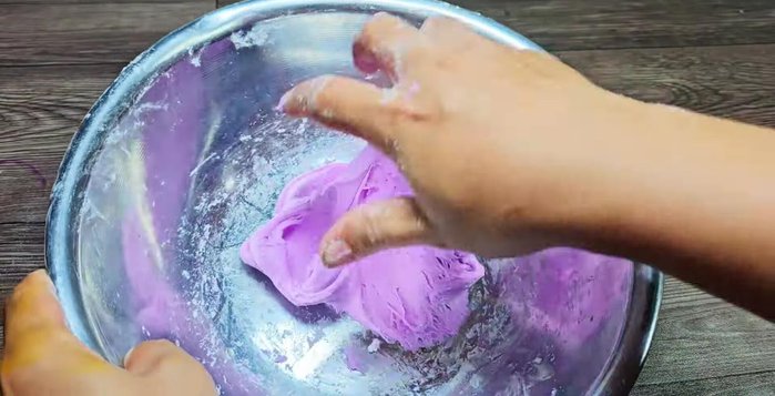 Prepare pandan leaf juice: Blend 30g pandan leaves with 150ml water. Strain and set aside. Add 1/3 teaspoon of pandan leaf flavor for enhanced color and fragrance.