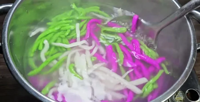 Drain the cooked tapioca strands in cold water then a basket.
