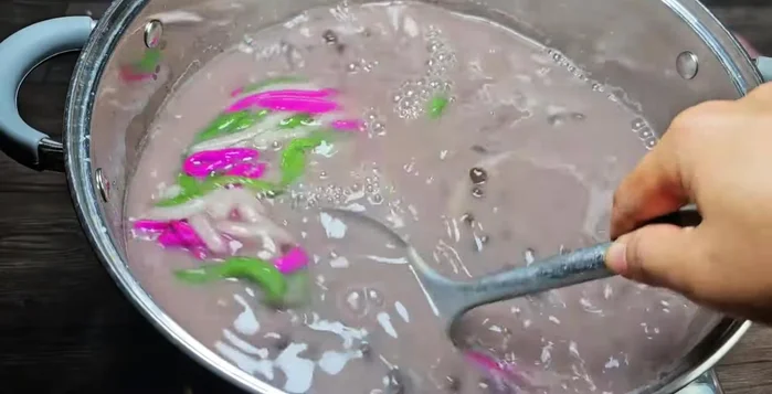 Add the cooked tapioca strands to the black bean mixture.