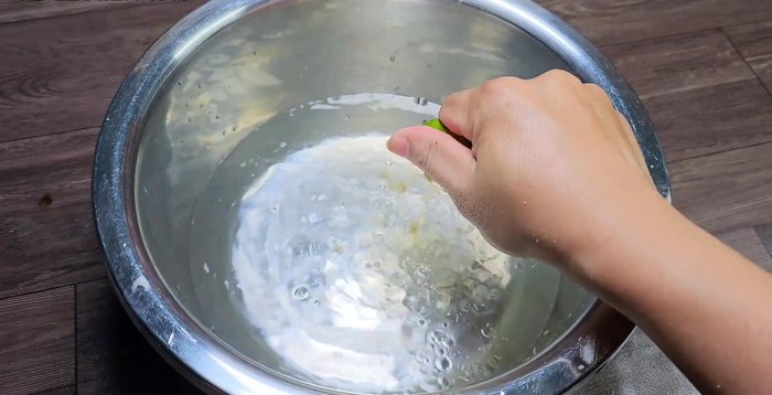 Prepare a mixture of 1 liter of water and 3 lemons. Rub the Cao Kieng pulp vigorously with the lemon mixture three times, rinsing thoroughly between each rub. The third time, soak for 15 minutes before squeezing again.