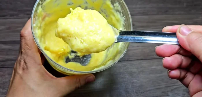Sauté blended pineapple with garlic, chili, MSG, and sugar until fragrant and sugar dissolves.