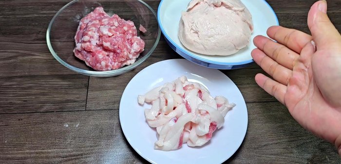 Refrigerate the raw pork, ground pork, and pork fat to make the dish chewier.
