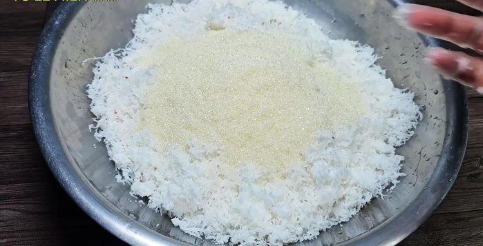 Make the filling: Combine coconut rice (800g), salt (½ tsp), sugar (400g), roasted peanuts (300g), sticky rice flour (4 tbsp) and water (80ml). Cook until sticky.