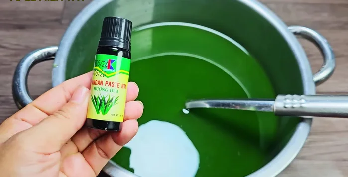 Prepare the sticky rice cake batter: Mix pandan leaf juice, tapioca starch (800g), and optional pandan flavoring.