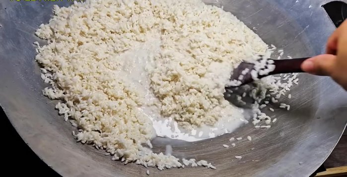 Cook the sticky rice: Add thick coconut milk to a pan, stir constantly until the rice expands. Add tapioca starch and stir well.