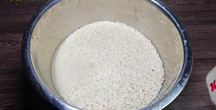 Soak 1kg of waxy sticky rice for 4-5 hours.