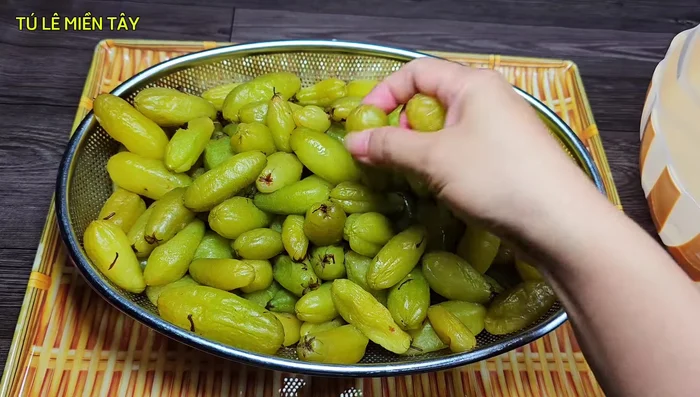 Squeeze out the water again from the soaked star fruits.