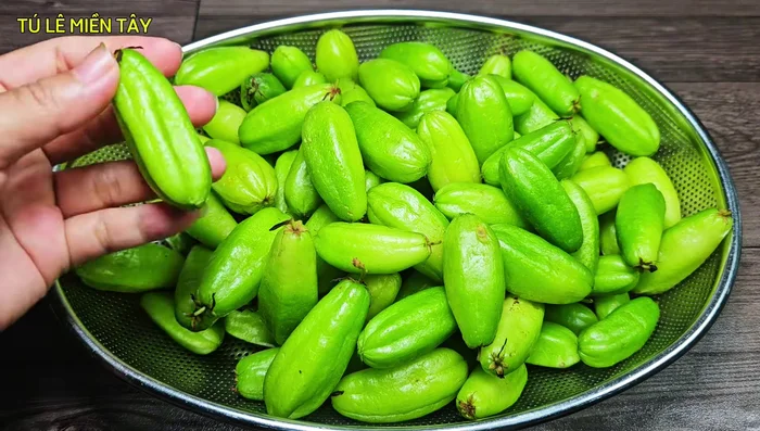 Select dark green star fruits. Freeze them overnight. After freezing, use a fan to melt the ice. Collect the water released from the star fruits.