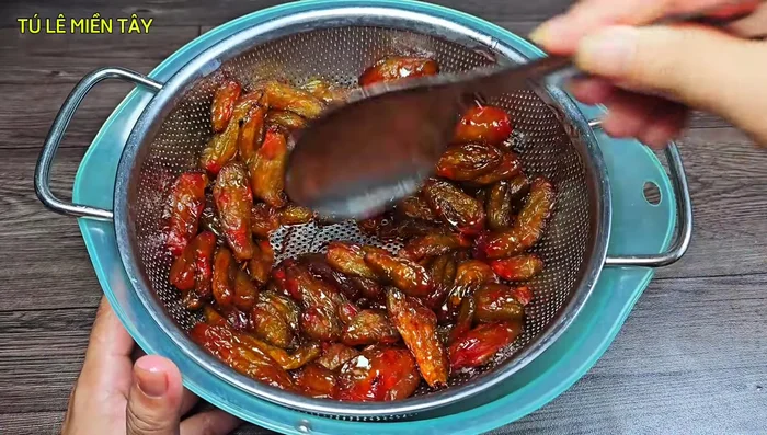 Drain the jam in a basket to allow excess water to drip. Allow to cool completely for the color to develop.