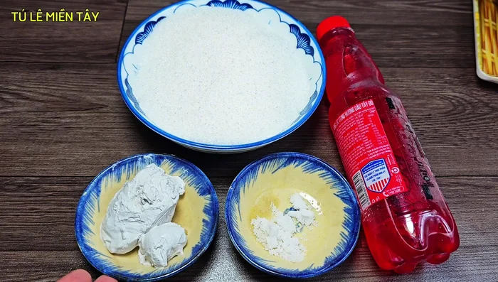 Prepare the sugar mixture: Mix 400g sugar, 2 tablespoons of betel nut, 1/2 teaspoon salt, and 200ml of succinic water. Soak the betel nut in 2 liters of water for an hour, then use only the clear water.