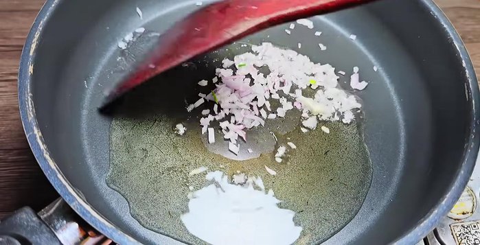 Sauté minced shallot until fragrant.