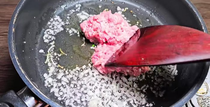 Stir-fry the lean meat until loose and cooked. Do not add spices to the meat during this step.