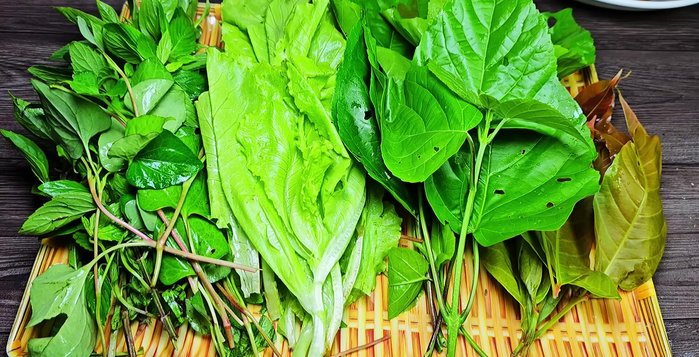 Serve the banh khot hot with sweet and sour fish sauce and your choice of fresh vegetables (lettuce, herbs, etc.).