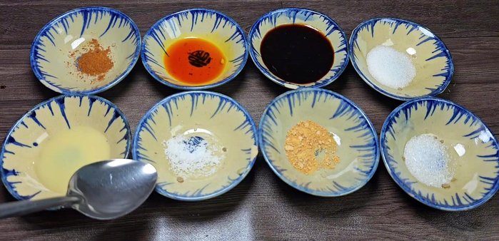 Prepare the marinade: Mix powdered ginger, milk, salt, garlic powder, MSG, sugar, marinade for grilled meat, and even color in a bowl.