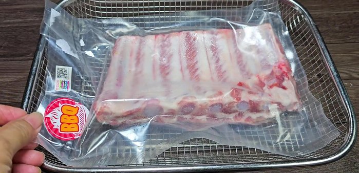 Prepare the ribs by trimming off excess meat from the edges. Divide the 500g ribs into two pieces.