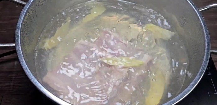 Boil the ribs in water with ginger for 25 minutes until slightly tender.