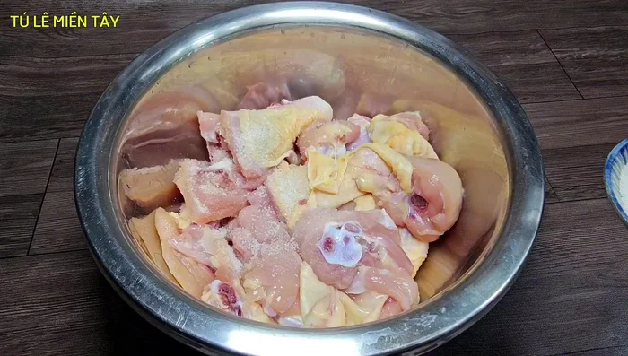 Marinate the chicken with MSG, sugar, salt, and fish sauce for 15 minutes.