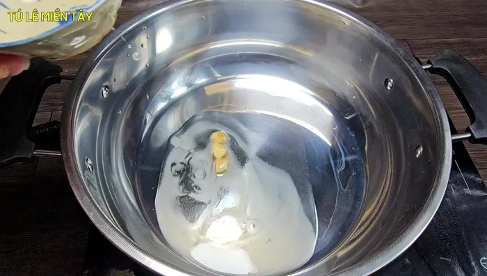 Heat lard or oil in a pot. Add garlic, shallots, and remaining ginger.