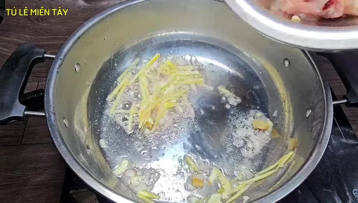 Add the marinated chicken and stir-fry until fragrant.