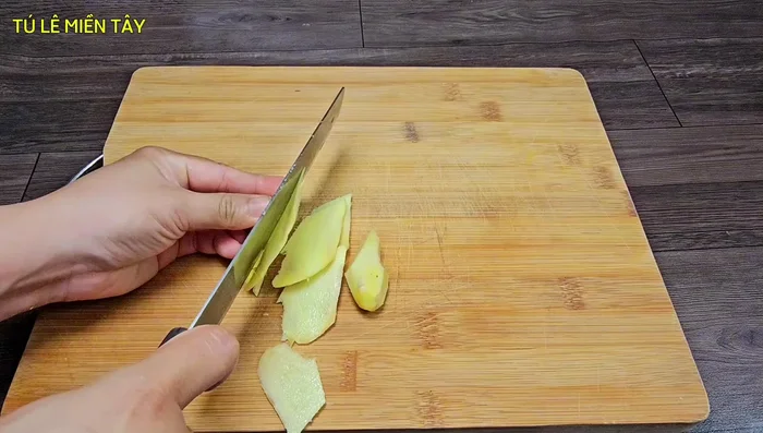Cut the ginger thinly.