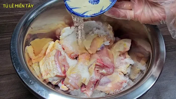 Marinate the chicken with salt, sugar, and water to remove fishy smell. Squeeze the chicken to make it firmer.