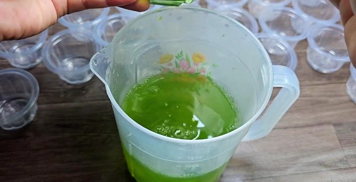 Prepare the first layer (pandan coconut): Mix 500ml of agar water, 3 tablespoons of pandan essence, 2 tablespoons of strong coconut milk in a separate container. Do not add water, this will create a rich, fatty layer.