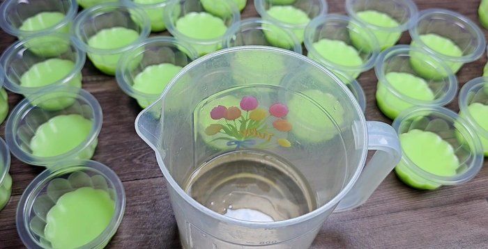 Prepare the second layer (coffee): Mix 200ml of jelly water with about a tablespoon of strong filter coffee (adjust to your preference).