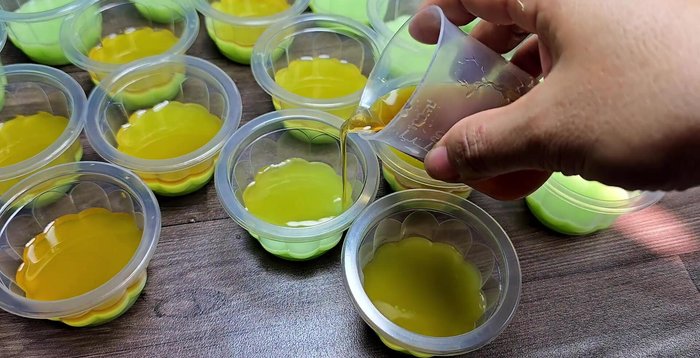 Pour a thin layer (5ml) of the coffee jelly over the pandan layer.