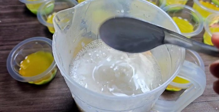 Prepare the third layer (white coconut): Mix 500ml of jelly water with 3 tablespoons of coconut milk and 2 tablespoons of condensed milk. Stir well.