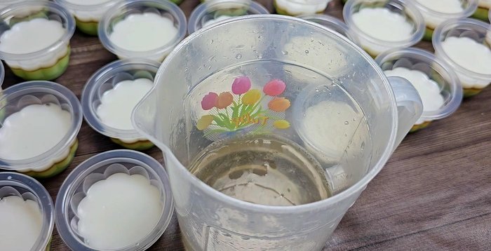 Prepare the fourth layer (pandan): Mix 200ml of jelly water with 2 tablespoons of pandan juice.