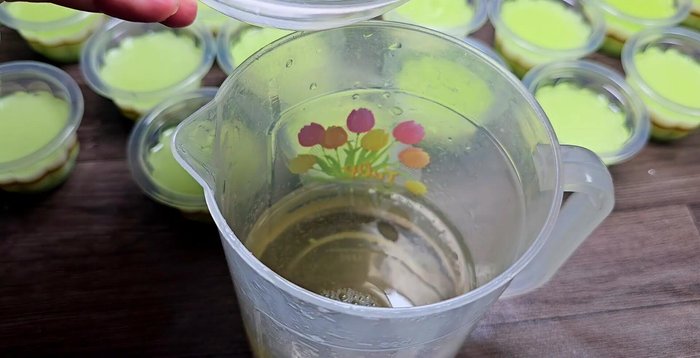 Prepare the final layer (coconut coffee): Mix 400ml of jelly water with 3 tablespoons of coconut milk, 1 tablespoon of condensed milk, and 1 tablespoon of coffee. Adjust consistency with more coconut milk if needed.
