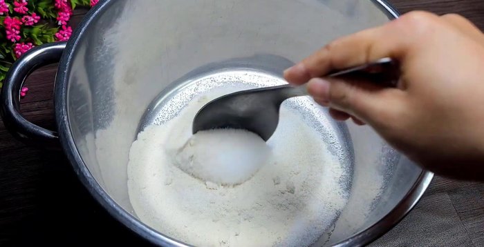 Soak the jelly: In a pot, combine sugar, salt, and the contents of the jelly package. Add 2L3 of water (adjust based on coconut milk usage) and stir well to dissolve. Let it soak for 20 minutes.