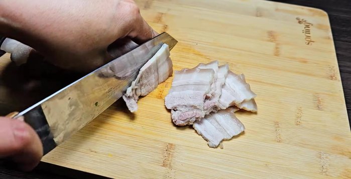 Cut the cooled pork belly into thin slices.