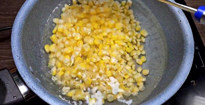 Blanch the corn in boiling water for a short time. Stir and remove immediately.