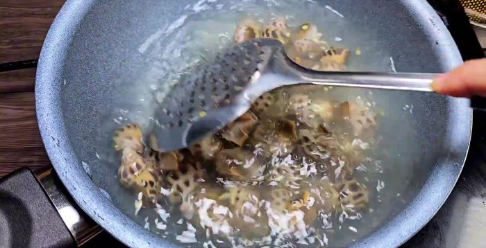 Briefly blanch the snails in boiling water. Stir and remove immediately to prevent toughness.
