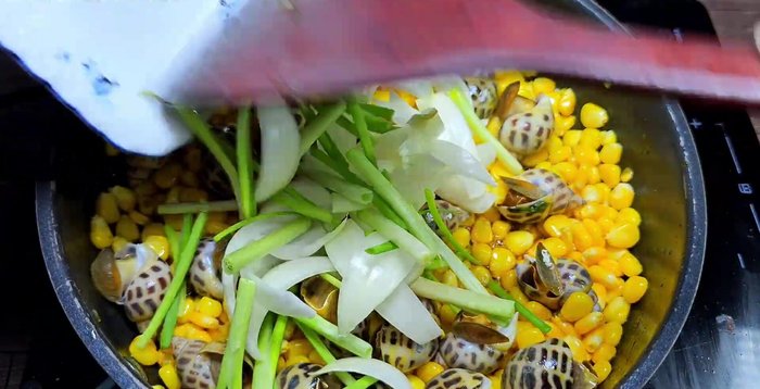 Add white onions and green onion roots. Stir-fry quickly then turn off the heat.