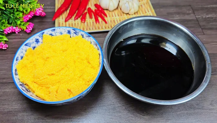Prepare the soy sauce mixture: In a pot, combine 500g brown sugar, 800ml soy sauce, 500ml water, 2 tsp salt, and chili peppers. Bring to a boil, then simmer for 3 minutes.